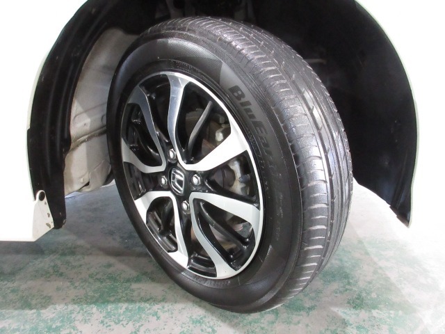 タイヤは ヨコハマ ブルーアース  2024年製がついています。 そして足元を精悍に引き締めるホンダ純正14インチアルミホイール、おしゃれは足元から、カッコイイですね！