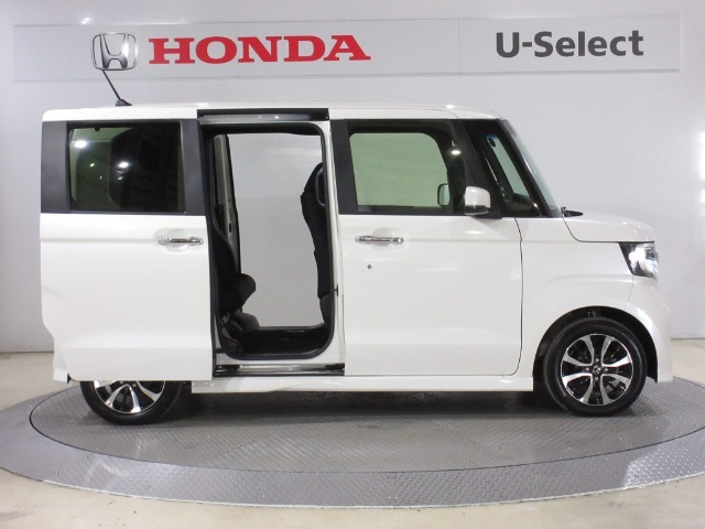 ハロゲンより明るく、より遠くまでさらなる安心感のあるLEDヘッドライトを採用。照射軸の上下方向を自動調整するオートレベリング機構、点灯忘れも防止できるオートライトコントロール機構付きです。