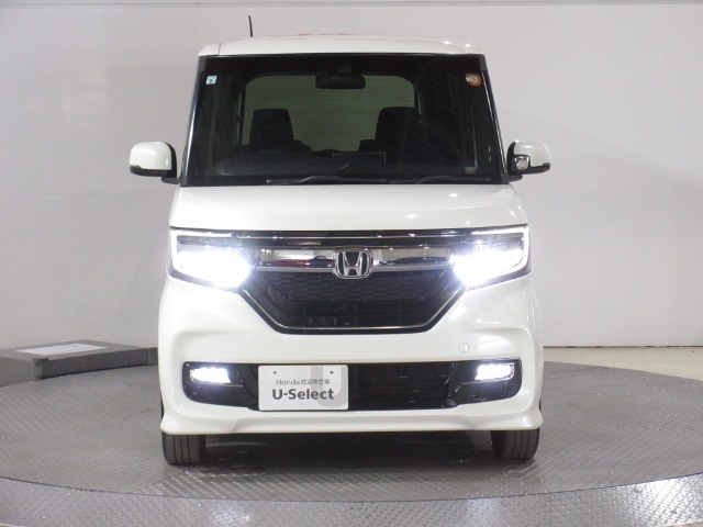 ハロゲンより明るく、より遠くまでさらなる安心感のあるLEDヘッドライトを採用。照射軸の上下方向を自動調整するオートレベリング機構、点灯忘れも防止できるオートライトコントロール機構付きです。