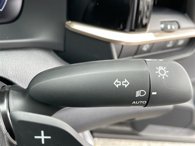 【オートライト】は、付け忘れや消し忘れを防ぐことができます。高速道路などのトンネルなどにも役立ちます♪