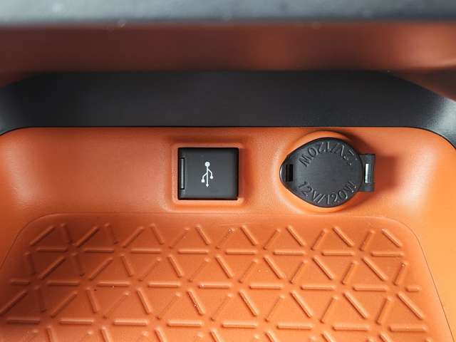 スマホの充電には便利なUSBハブ付いてます！