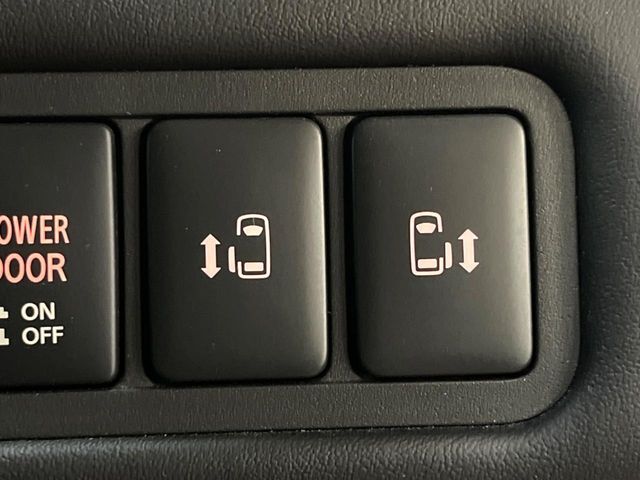 【両側パワースライドドア】スマートキーや運転席のスイッチで後席両側スライドドアの開閉が可能♪電動だから力を入れてドアを開ける必要が無く、小さなお子様でも簡単に開け閉めでき快適です♪