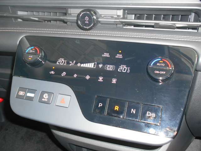 オートエアコン付きなので、温度を設定するだけで車内を快適にしてくれます！