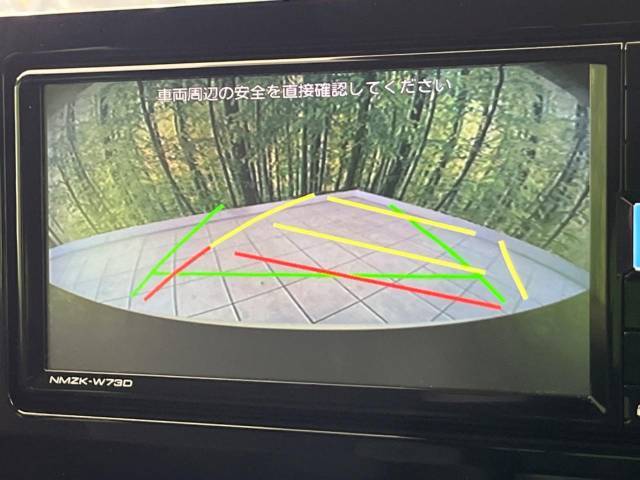 【バックカメラ】駐車時に後方がリアルタイム映像で確認できます。大型商業施設や立体駐車場での駐車時や、夜間のバック時に大活躍！運転スキルに関わらず、今や必須となった装備のひとつです！