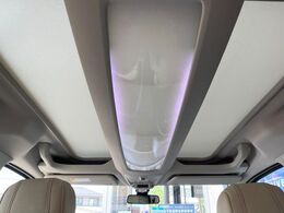 ●パノラマミックガラスルーフ：大迫力のパノラマルーフは、後部座席にまで続いており、開放的な空間をお楽しみいただけます。