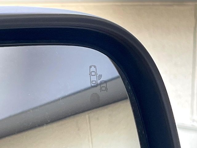 ●ブラインドアシストセンサー：視角からの車を感知し、ドライバーが車線変更を行う際に、警告音と共に注意を促してくれる安全支援機能です！
