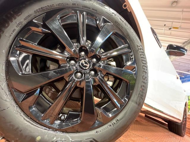 【純正20インチアルミホイール】外観にマッチした純正アルミホイールを装着しております。各種社外アルミホイールや、スタッドレスタイヤも取扱いしております。是非ご相談ください♪