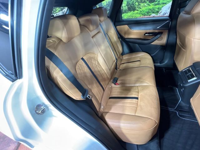 後部座席も気になるようなキズ・汚れやへたり等、大きなダメージはなく、良好な状態です。