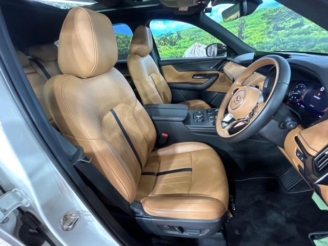 【ブラウンレザーシート】デザイン性が高く、高級感のある茶革シート。常に体に触れる部分だから、座り心地の良さにはこだわりたいですね♪汚れの付着や劣化を抑制する内装コーティング施工もおススメですよ♪