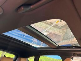 【サンルーフ】開放感たっぷりの希少装備、サンルーフが装着されています！車内に明かりを取り入れたり景色を楽しむ以外にも、車内の空気も簡単に換気できて快適です！