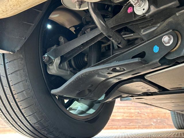 お車を安心してお乗りいただく為には、足回りの定期点検が欠かせません。サービスサポート（有償保証）では無料点検もご提供しており、安心のカーライフをお過ごしいただけるサポート体制が整っています。