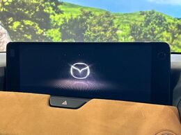 【12.3インチマツダコネクト】車内の雰囲気にマッチした大型ディスプレイ。スマホ接続でのナビ使用やBluetooth再生等、様々な機能が楽しめます。直感的なダイヤル操作が可能で、使い勝手も良好です。