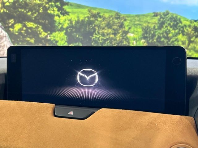 【12.3インチマツダコネクト】車内の雰囲気にマッチした大型ディスプレイ。スマホ接続でのナビ使用やBluetooth再生等、様々な機能が楽しめます。直感的なダイヤル操作が可能で、使い勝手も良好です。