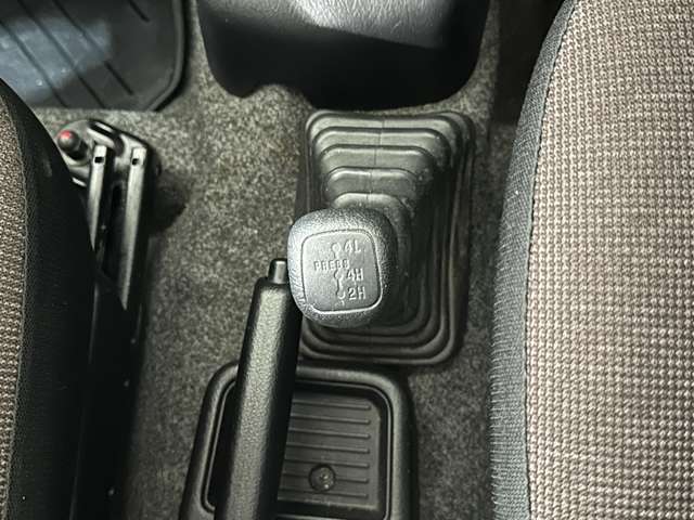 入庫時はスタッフが丁寧に洗車♪ご納車前には更にもう一度仕上げを行います♪オプションでプロによる内装クリーニングや大人気のボディーコーティング、鈑金修理なども格安で承ります。