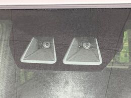 【スマートアシスト】走行中に前方の車両等を認識し、衝突しそうな時は警報とブレーキで衝突回避と被害軽減をアシスト。より安全にドライブをお楽しみいただけます。