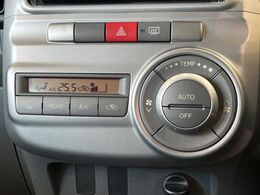【オートエアコン】一度お好みの温度に設定すれば、車内の温度を検知し風量や温度を自動で調整。暑い…寒い…と何度もスイッチ操作をする必要はありません。快適な車内空間には必須の機能ですね♪