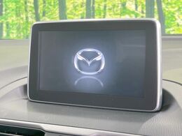 【マツダコネクトナビ】車内の雰囲気にマッチした一体型タイプのナビ。各種車輌設定やBluetooth再生等、様々な機能が楽しめます。直感的なダイヤル操作が可能で、使い勝手も良好です。