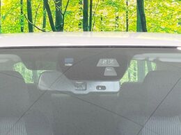 【スマートシティブレーキサポート】低速走行中に前方の車両等を認識し、衝突しそうな時は警報とブレーキで衝突回避と被害軽減をアシスト。より安全にドライブをお楽しみいただけます。