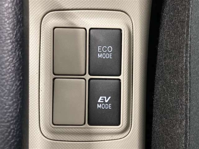 ECOモードはエアコンの利きなどを抑え、低燃費で走れるようにサポートします。EVモードはモーターのみで動くので、夜間などの静かに走行したい時に便利です。（EVモードは一定速度を超えると解除されます）