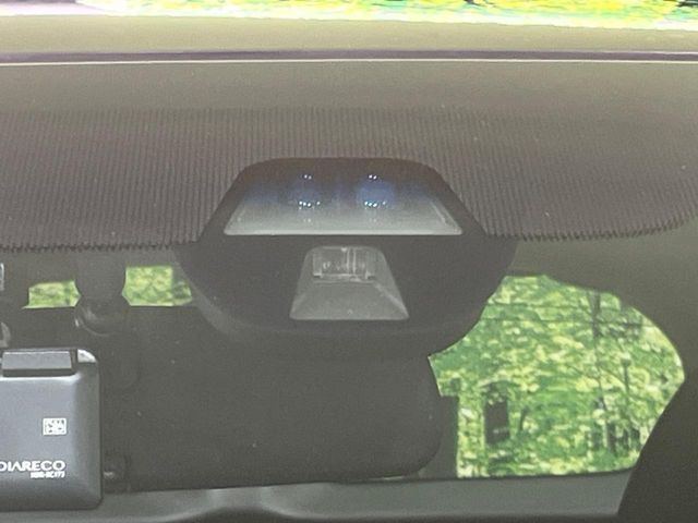 【シティブレーキアクティブシステム】低速走行中に前方の車両等を認識し、衝突しそうな時は警報とブレーキで衝突回避と被害軽減をアシスト。より安全にドライブをお楽しみいただけます。