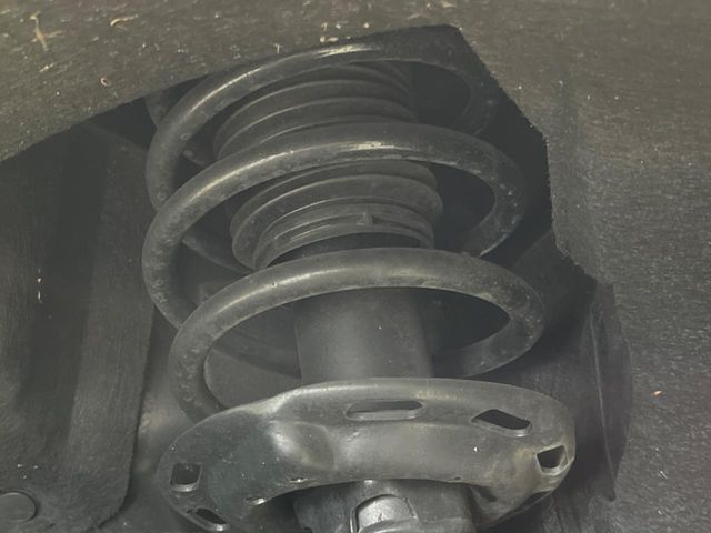 お車を安心してお乗りいただく為には、足回りの定期点検が欠かせません。サービスサポート（有償保証）では無料点検もご提供しており、安心のカーライフをお過ごしいただけるサポート体制が整っています。