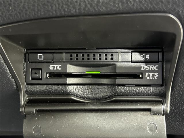 【ETC】有料道路を利用する際に料金所で停止することなく通過できる、ETC車載器（ノンストップ自動料金収受システム機器）が装備されています。セットアップを行うことで利用可能になります。