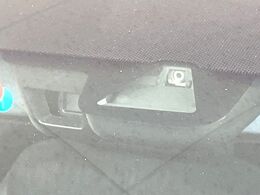 【ホンダセンシング】走行中に前方の車両等を認識し、衝突しそうな時は警報とブレーキで衝突回避と被害軽減をアシスト。より安全にドライブをお楽しみいただけます。