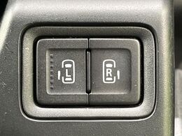 【両側パワースライドドア】スマートキーや運転席のスイッチで後席両側スライドドアの開閉が可能♪電動だから力を入れてドアを開ける必要が無く、小さなお子様でも簡単に開け閉めでき快適です♪