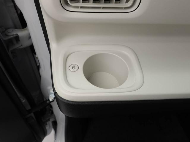 ホットドリンクをちょうどいい温度でキープしてくれる保温機能付きのホッとカップホルダー（前席）。ほっこり快適にドライブをサポート。