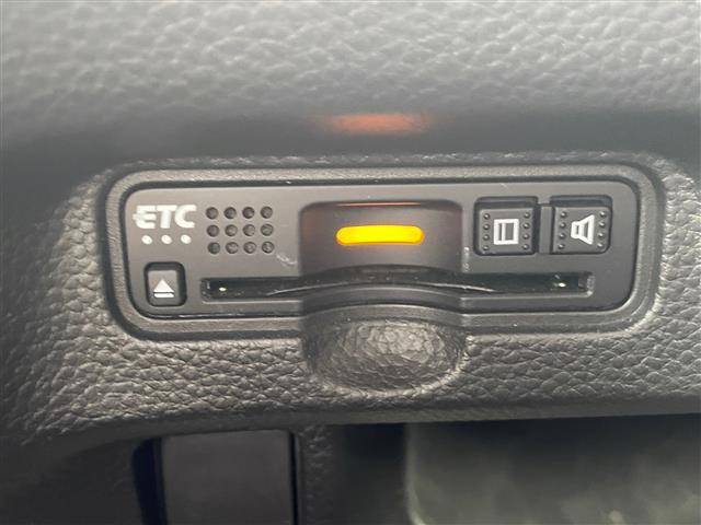 【ETC】有料道路を利用する際に料金所で停止することなく通過できる、ETC車載器（ノンストップ自動料金収受システム機器）が装備されています。セットアップを行うことで利用可能になります。