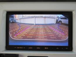 バックが苦手な方は必見！ライン表示付きのバックモニターが障害物を映し出してくれます！