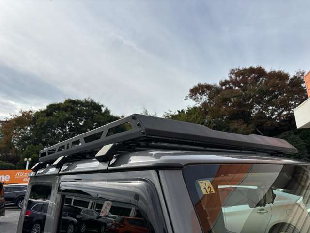 ルーフには6足の大きなラックが御座います、ビジュアルも良く積載性が高いのが特徴です
