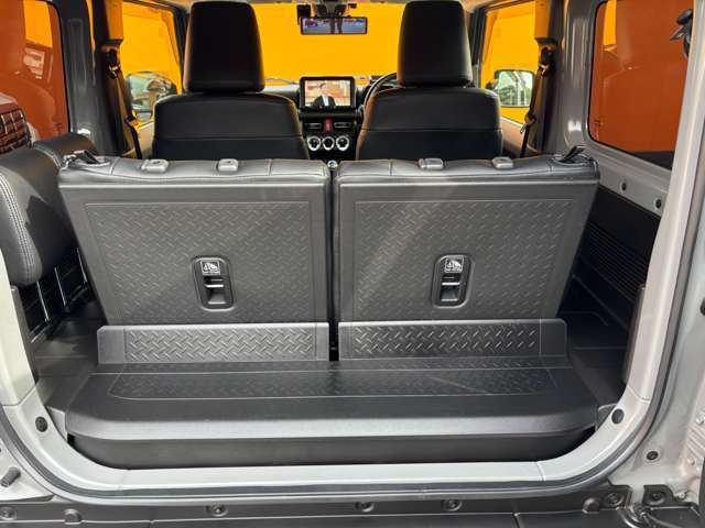 ラゲッジスペースです、広くはありませんが十分な積載性が御座います