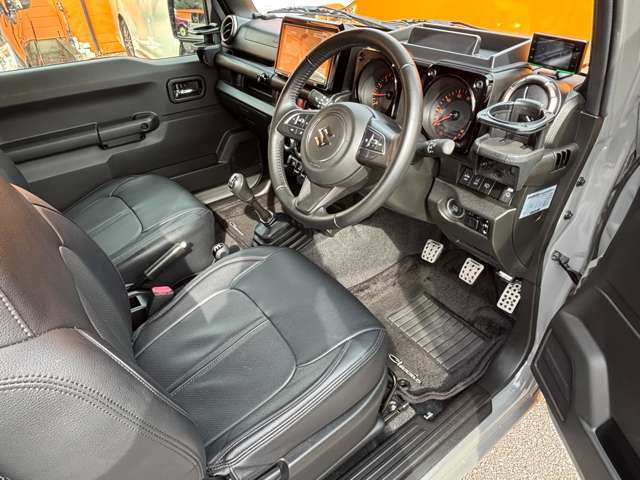 シートは革調のシートカバーを装着しております