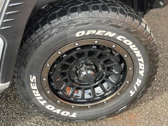 バークレイハードロック16インチAWを装備タイヤはオープンカントリーRTを装備