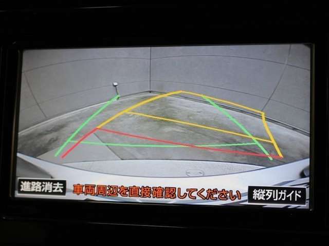 車庫入れや縦列駐車などの際に、後退操作の参考になるガイドラインをモニター画面に表示します。