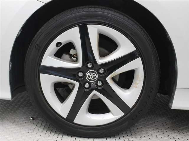215/45R17タイヤ＆17×7Jアルミホイール(ブラック塗装・樹脂加飾パーツ+センターオーナメント付)装着です。