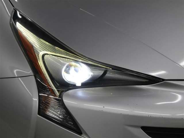 1灯の光源でロービームとハイビームの切り替え可能なBi-Beam LEDヘッドランプを採用し、先進性を強調したほか、省電力に寄与しています。