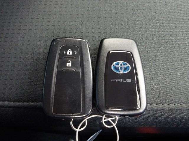 スマートキー2本付き！キーをポケットやカバンに入れておくだけでドアの施錠・開錠やエンジンスタートの操作が簡単です！