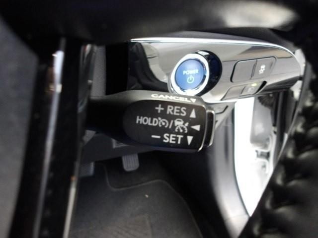 一定速度を保ったドライブをする時にとっても便利で役に立つクルーズコントロール付き！