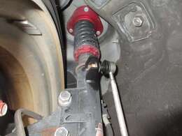 お好みの高さに調整可能な、車高調付き！クルマとの一体感を保ちながら地を這うような安定感に満ちたコーナリングを楽しめます。