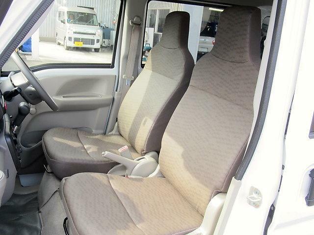 低めの乗降ステップ！体格に合わせて運転姿勢を取りやすくした運転席などこだわりのフロントシート！消毒済みなので安心！