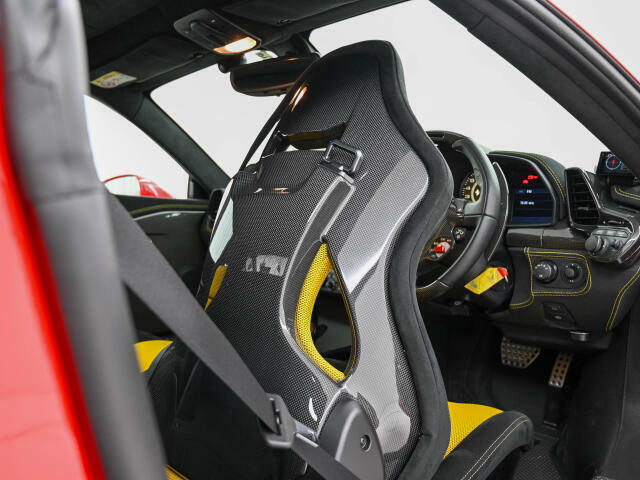 カーボン製レーシングシートでございます。強靭なカーボン繊維が使用され、サーキット走行時でもシート自体が動くことなく、ドライビングに集中出来るようになっております。