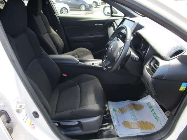 フロントシートもゆったりとしておりますので長距離の運転も疲れにくいです。快適な運転ができます。