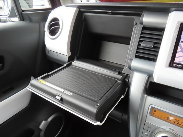 インパネボックスを開けるとテーブルが！停車中に便利【テーブル機能付インパネボックス】！