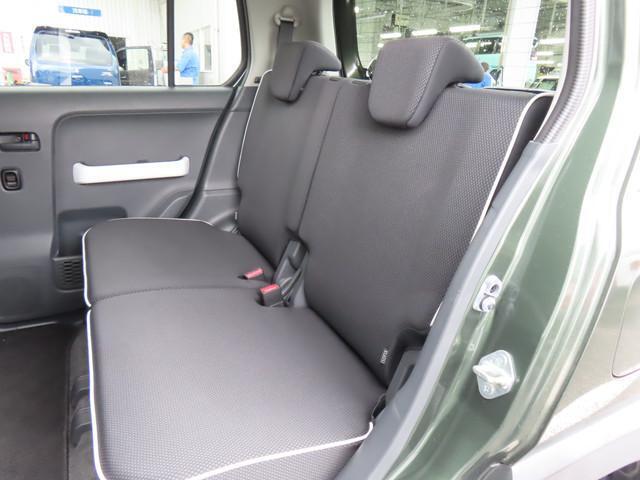 リヤシートも全車消毒済み。足元も軽とは思えない広さがあります。ドアには小物を収納できる便利な【リヤポケット】付。
