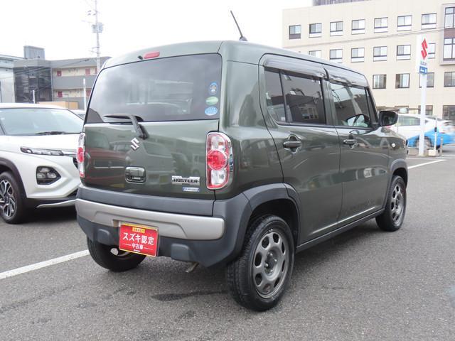 右斜め後ろからの特徴的なフォルム。狭い路地裏でも運転しやすそうな小回りが利くコンパクトボディ♪