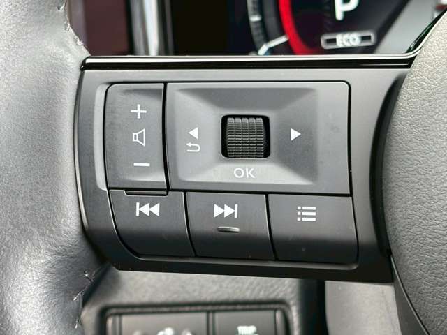 ハンドルにはステアリングスイッチがあり、オーディオの操作もハンドルから手を離さずできます