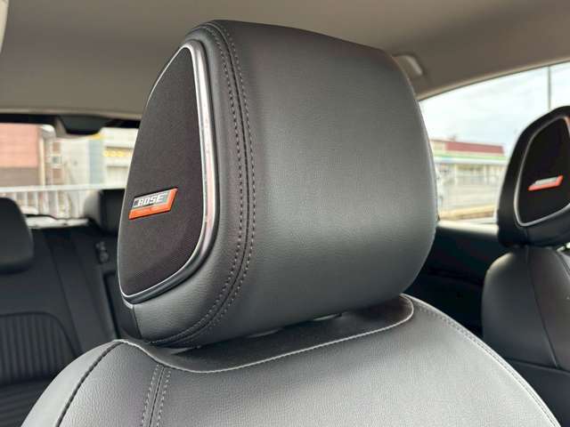 ヘッドレストにパーソナルサウンドシステム搭載。
