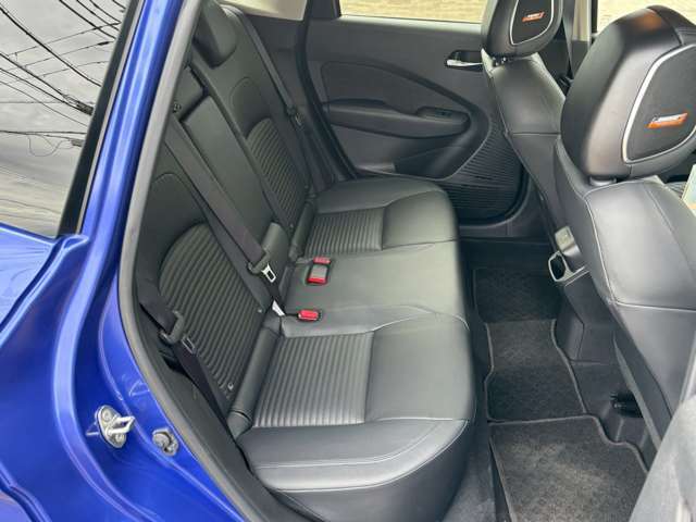 大人の方が座っても十分な広さの後部座席！